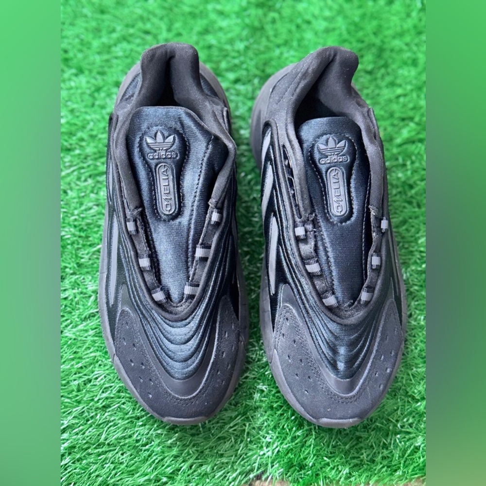 adidas Originals Women's Ozelia Sneaker Size 7.5